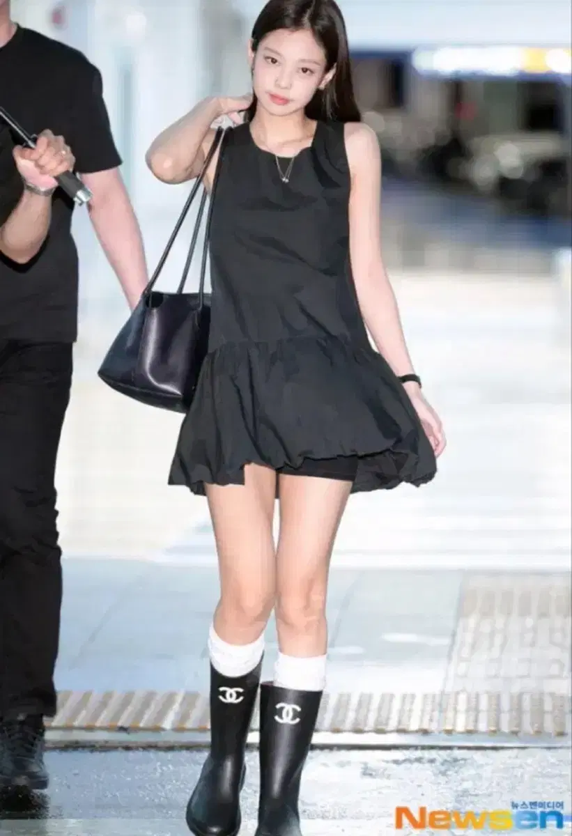 Jennie着用　AMOMENTO Volume Mini Dress AMOMENTO | 아모멘토 Amomento Volume Mini Dress worn by jennie